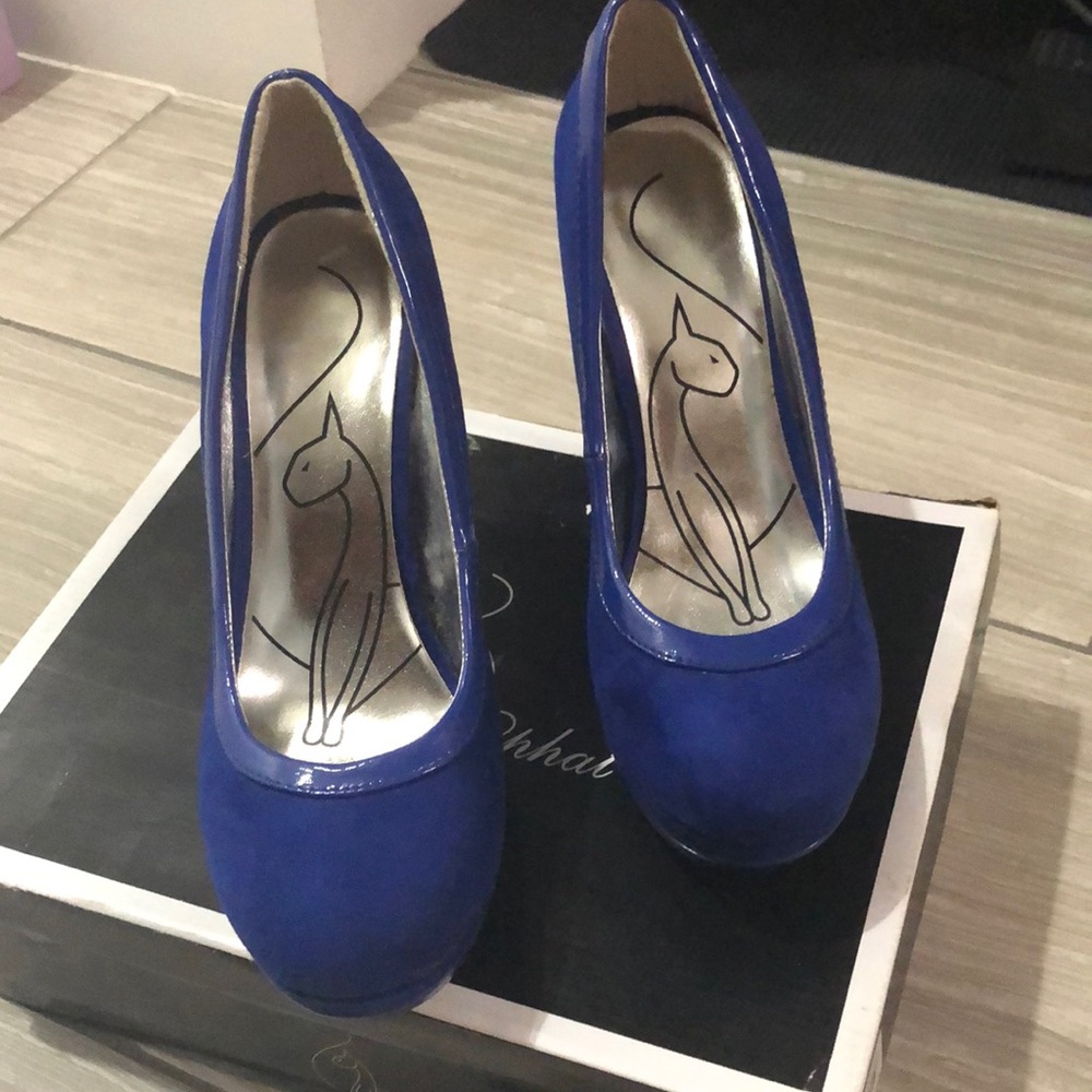 Baby Phat size 8.5 blue faux suede & patient pipping pump.